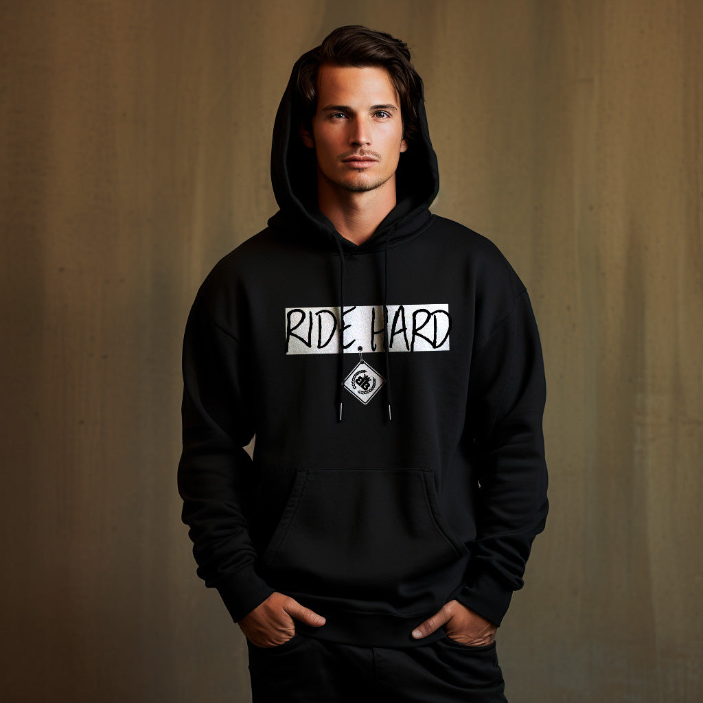 Kuscheliger Motorrad-Hoodie für maximalen Komfort und Stil auf der Straße. Entdecke unsere hochwertigen Hoodies für Biker mit einem Hauch von Abenteuer. Ride Hard, Chemnitz, Hoddie Motorrad, Motocrew, Deutschland, Bikerszene, Karl Ware