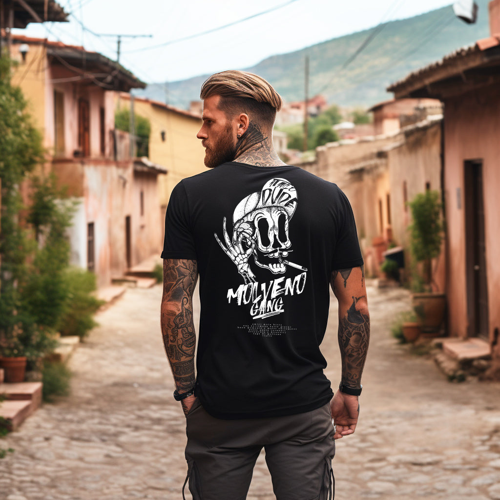 Stylisches Motorradgang-Shirt mit Skull-Design für Biker in Molveno. Zeige deine Zugehörigkeit zur Gang und rocke den Road-Style. 🏍️💀 #MotorradGangShirt #SkullDesign #MolvenoBiker #RoadStyle