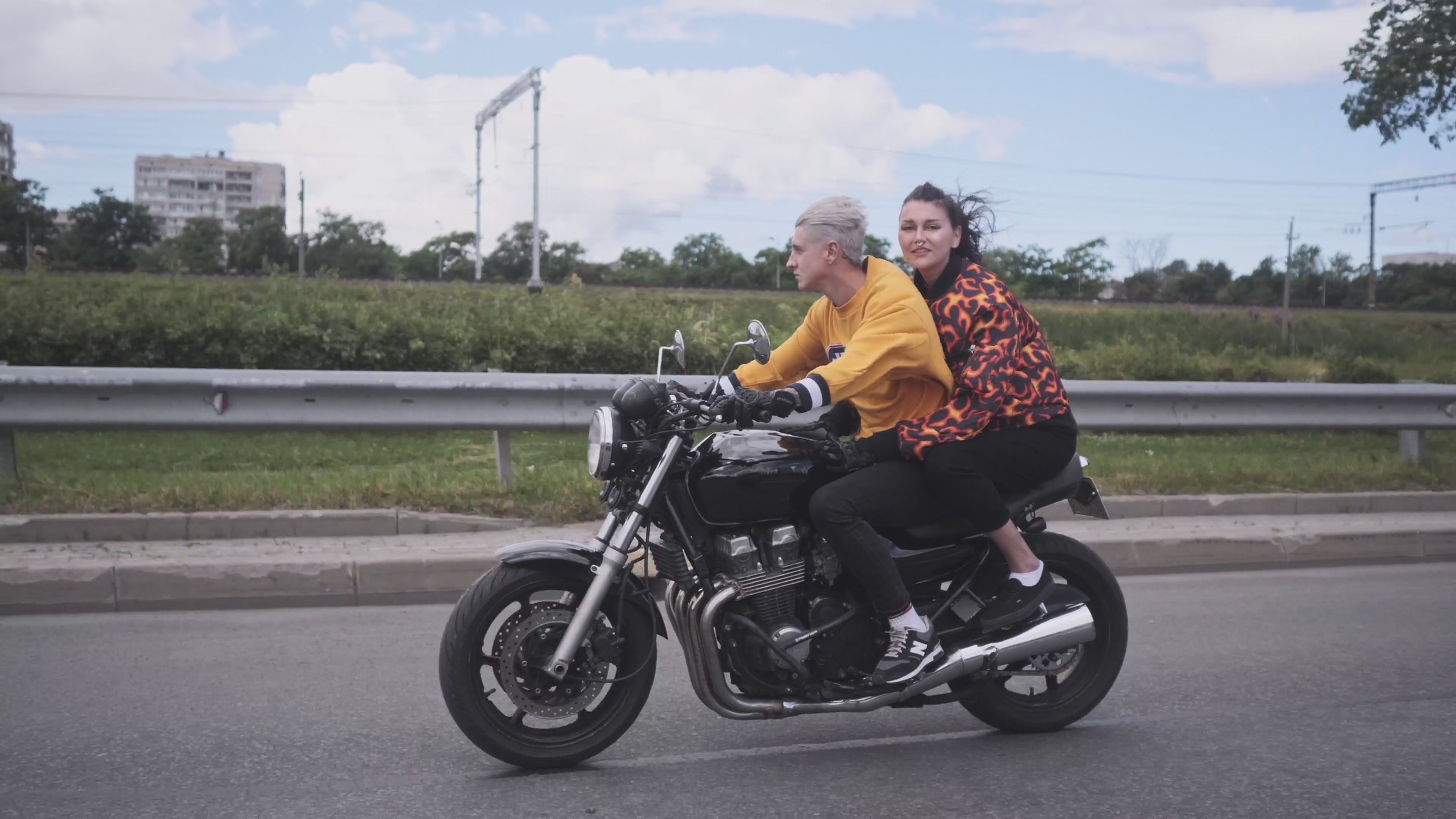 Video laden: Motorcycle-free-ride-wind-freedom-girl-boy